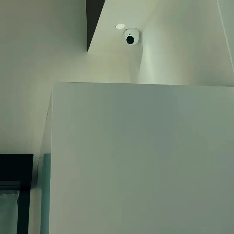 Kamera za videonadzor na stropu u poslovnom prostoru