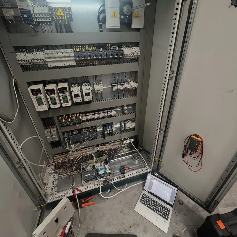 Postojeći elektro ormar u koji smo dodali automatiku za paljenje peći, pored njega laptop
