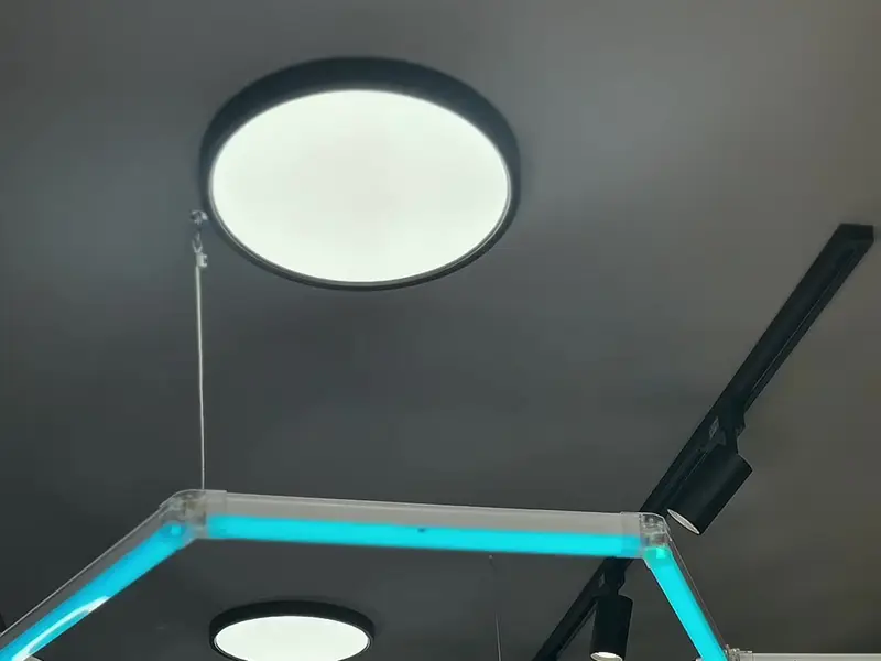 Upaljena heksagon LED rasvjeta i okrugle stropne lampe u lokalu